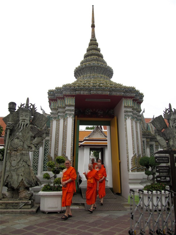 Các nhà sư trên đường tới điện thờ chính để tụng kinh. Có khoảng 200 nhà sư ở đây.
