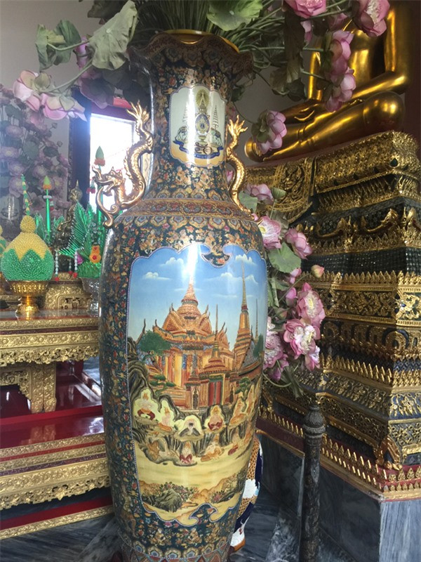 Chiếc bình này được làm cách đây 22 năm, nhân dịp kỷ niệm 50 năm trị vì của vua Rama IX.