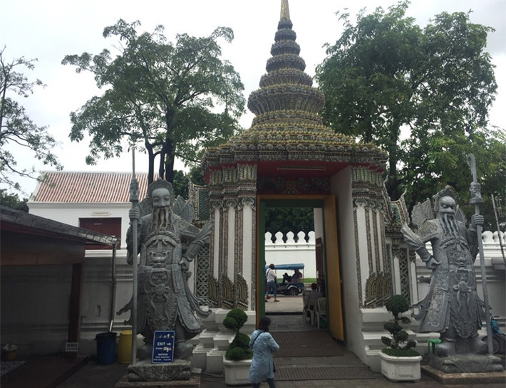 Đây là một chiếc cổng đặc biệt hình vương miện. Ở chùa Wat Pho có 16 cổng như thế này. Ở đây, người ta sử dụng gạch men của Trung Quốc nhưng hình dáng tổng thể theo kiến trúc của người Thái.