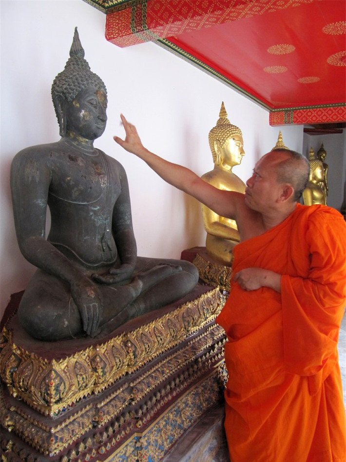 Bức tượng này được làm từ kim loại, có tuổi thọ 700 năm. Kiến trúc chùa và các bức tượng dưới thời vua Rama I chịu ảnh hưởng của văn hóa Ấn Độ, dưới thời vua Rama III chịu ảnh hưởng của phương Tây, thời vua Rama IV và vua Rama V thì ảnh hưởng của Trung Quốc .