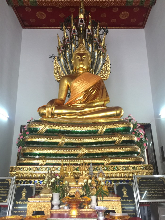 Vốn là một ngôi chùa của Hoàng gia nên Wat Pho có rất nhiều pho tượng Phật thiêng liêng và quý giá.