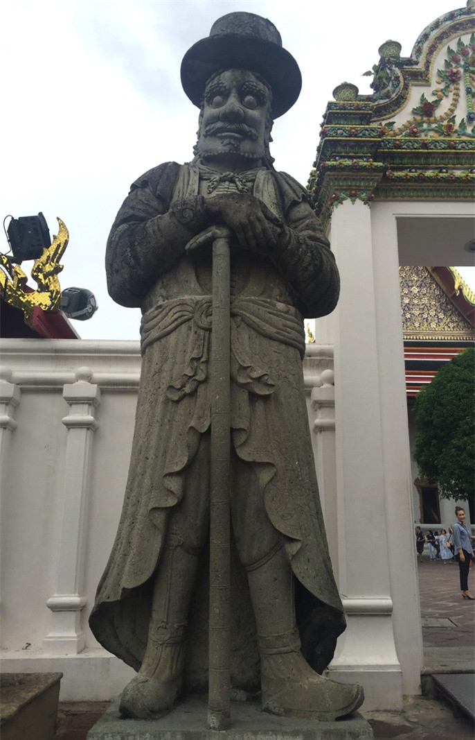 ...và tượng của Marco Polo - nhà thám hiểm nổi tiếng người Ý.