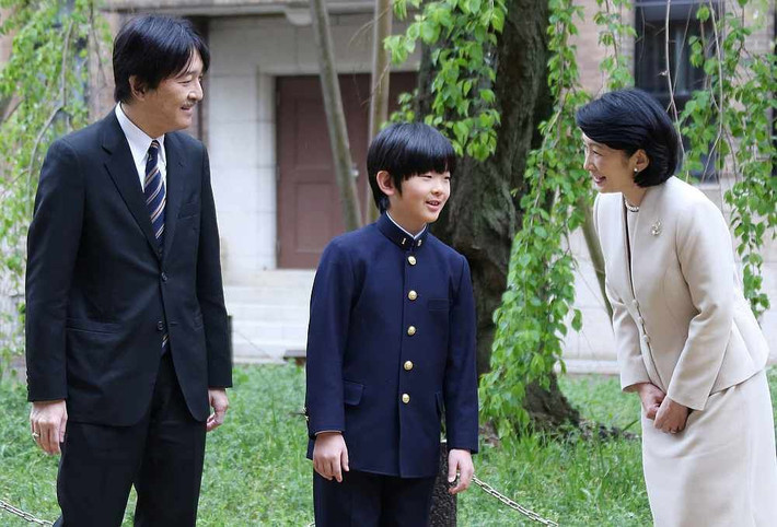Hoàng tử Hisahito (sinh năm 2006) đứng thứ hai trong danh sách kế vị ngai vàng Nhật Bản, chỉ sau cha mình là Thái tử Fumihito. Là bé trai đầu tiên được sinh ra trong hoàng gia Nhật Bản sau 41 năm, sự ra đời của cậu đã chấm dứt tranh cãi xung quanh việc sửa đổi luật lệ nhằm cho phép nữ giới kế vị. Hoàng tử Hisahito đang là học sinh năm thứ hai của trường trung học cơ sở thuộc Đại học Ochanomizu.