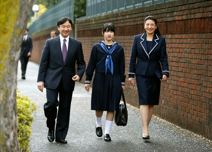 Công chúa Aiko (sinh năm 2001) là con duy nhất của Nhật hoàng Naruhito và Hoàng hậu Masako. Cô hiện là sinh viên năm nhất của Đại học Gakushuin ở Tokyo, chuyên ngành Văn học. Ngoài ra, Công chúa Aiko còn học thêm các khóa tiếng Anh và tiếng Tây Ban Nha. Từ những năm trung học, cô đã tỏ ra yêu thích văn học cổ điển Nhật Bản. Trong thời gian ở nhà học online vì dịch Covid-19, con gái Nhật hoàng Naruhito dành nhiều thời gian để chăm sóc thú cưng.