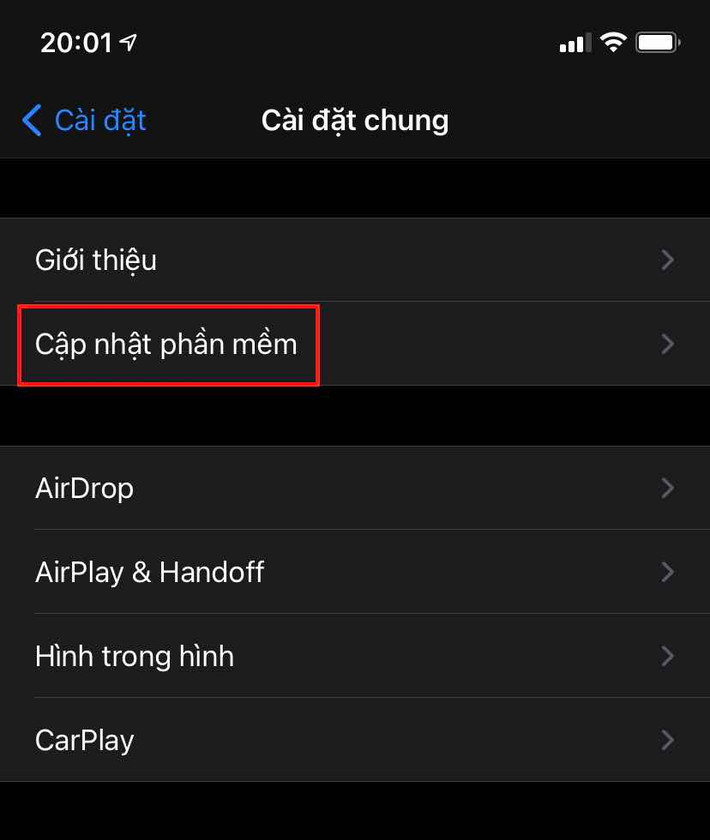 Chạy iOS cũ cũng có thể khiến iPhone hoạt động chậm, đặc biệt nếu thiết bị không còn được hỗ trợ cập nhật phần mềm. Để kiểm tra, vào Cài đặt > Cài đặt chung > Cập nhật phần mềm. Nếu có bản cập nhật, nên cài đặt sớm bởi chúng thường bao gồm nhiều tính năng mới, vá lỗi bảo mật và tối ưu hiệu năng cho máy. Người dùng có thể bật tính năng Tự động cập nhật để không phải kiểm tra, cài đặt thủ công. Ảnh: Chụp màn hình.