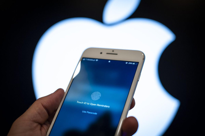 Bị nhiễm mã độc là tình trạng ít khi xảy ra trên iPhone, nhưng vẫn có khả năng nếu người dùng mất cảnh giác, truy cập website lạ hoặc cài ứng dụng không rõ nguồn gốc do jailbreak. Mã độc hoạt động sẽ chiếm tài nguyên khiến thiết bị chạy chậm hơn. Nếu cho rằng iPhone bị nhiễm mã độc, bạn có thể gỡ các ứng dụng nghi ngờ, cập nhật iOS mới, khởi động lại iPhone, xóa jailbreak hoặc khôi phục cài đặt gốc để loại bỏ mã độc khỏi thiết bị. Ảnh: Forbes.