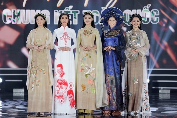Vân Ly (thứ hai từ trái qua) lọt top 5 phần thi Người đẹp nhân ái và lọt vào top 10 chung cuộc.