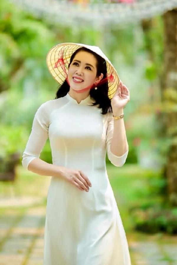 Á hậu 1 Hoa hậu Việt Nam 1992 - Vi Thị Đông hiện đã 46 tuổi nhưng vẫn còn hoạt động trong ngành hàng không. Khi lần đầu nhìn thấy cô, nhà thơ Dương Kỳ Anh (khi ấy là Trưởng ban tổ chức cuộc thi) đã thốt lên: "Hoa hậu đây rồi" .