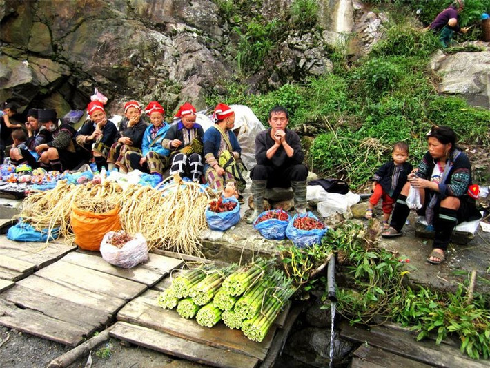 Chợ phiên mùa xuân dưới chân đèo Ô Quy Hồ, nơi du khách sẽ được hòa mình vào văn hóa bản địa.