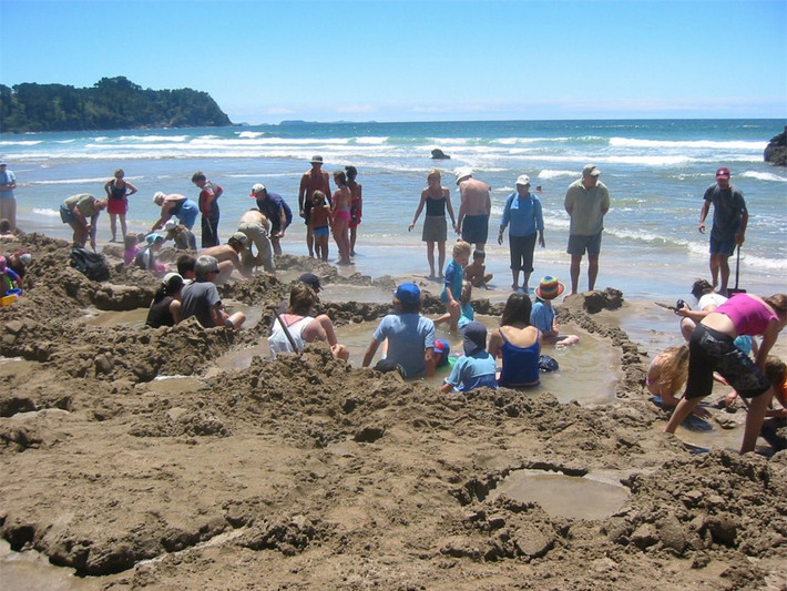 Bãi biển HotWater, CoromandelPeninsula, NewZealand. Do hoạt động địa nhiệt ở CoromandelPeninsula, du khách ghé thăm bãi biển nước nóng HotWater có thể đào những cái hố trong cát tạo thành những hồ nước nóng tự nhiên. Nước ở đây nóng khoảng 64 độ C cho du khách cảm giác thư giãn và những trải nghiệm tại bãi biển độc đáo này.