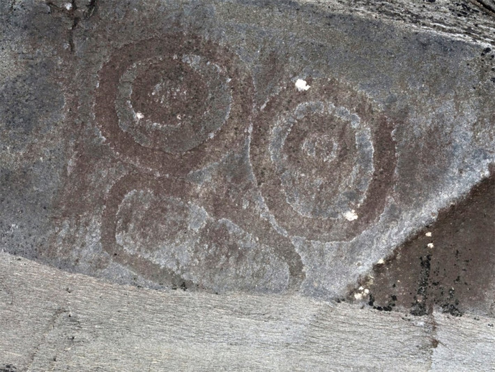 Bãi biển Petroglyph, Alaska, Mĩ. Bãi biển Petrolyph sẽ đưa bạn trở về quá khứ. Không ai chắc hơn 40 tảng đá ở đây được chạm khắc như thế nào nhưng chúng đã tạo nên một bãi biển thật độc đáo với những tảng đá in hình mặt người, chim, cá, được cho là cách đây 8000 năm. Với sự pha trộn của những điều bí ẩn, lịch sử và văn hóa, bãi biển Petroglyph là một nơi mà bạn phải tới.