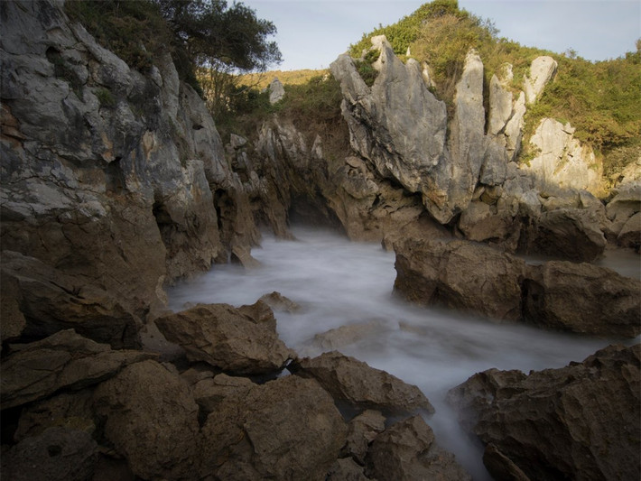 Bãi biển Gulpiyuri, Llanes, Tây Ban Nha.Không giống như những bãi biển với cát vàng và những làn nước trong xanh như thủy tinh, bãi biển này nằm ở giữa một cánh đồng với dải đất ven biển rộng 40 m cho bạn trải nghiệm cảnh biển thanh bình và thư thái trong làn nước mờ ảo.