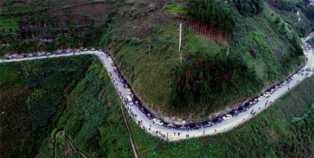Theo các phượt thủ, một trong những điều bạn nên thử khi tới Hà Giang là trải nghiệm cuộc sống trong một gia đình người H’Mông. Người dân nơi đây nổi tiếng hiếu khách, thân thiện nên bạn sẽ dễ dàng hơn khi hòa mình vào đời sống sinh hoạt hàng ngày của họ.Đặc biệt, mùa du lịch ở Hà Giang kéo dài quanh năm nên bạn có thể khám phá bất kỳ thời điểm nào. Mỗi mùa, từ thành phố đến huyện thị đều mang một vẻ đẹp riêng, một màu sắc không thể trộn lẫn với bất cứ nơi đâu. Đó là sức hút rất khó cưỡng của vùng đất địa đầu Tổ quốc.