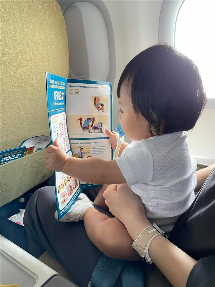 Đọc sách cũng phải đúng cách nha các cô chú"...