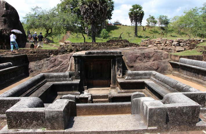 br/> Những cánh cổng tại Ranmasu Uyana (Sri Lanka): Ranmasu Uyana là một khu bảo tồn tại Sri Lanka với di tích Magul Uyana (vườn hoàng gia). Di tích này nằm trong thành phố thiêng Anuradhapura và có diện tích khoảng 16 ha. Đây là công trình tiêu biểu cho kiến trúc vườn Sri Lanka trước Công nguyên. Khuôn viên này có nhiều hồ cùng công trình nhỏ còn giữ được hình dáng qua thời gian. Ảnh: Getty.
