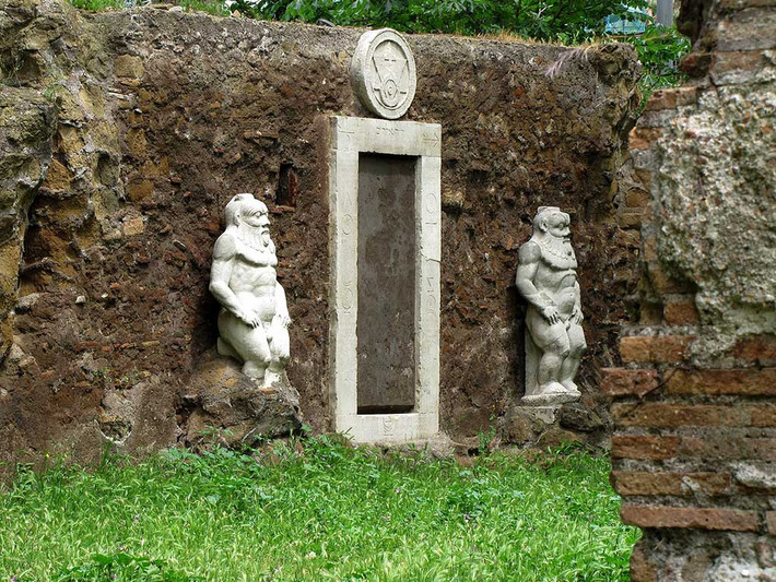 br/> Cổng Nhà giả kim (Italy): Cổng được xây dựng trong giai đoạn 1678-1680 bởi Massimiliano Palombara, một nhà quý tộc của Pietraforte, trong dinh thự của ông trên đồi Esquiline (Rome, Italy). Đây là cánh cổng duy nhất còn sót lại trong số 5 cổng được xây tại dinh thự. Tên của cổng bắt nguồn từ truyền thuyết những năm 1800 về quỷ lùn có tên Stibeum và nhà giả kim Giuseppe Francesco Borri. Ảnh: VP & Trillian.