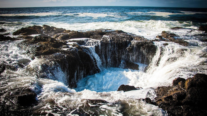 br/> Giếng thần Thor (Mỹ): Nằm bên rìa bờ biển Oregon gần mũi Perpetua, giếng thần Thor là hố sâu tưởng như không đáy nuốt lấy những dòng nước biển xung quanh. Trên thực tế, đây là một hố đá tự nhiên có đáy sâu 6 m. Hố có vẻ đẹp hùng vĩ thu hút nhiều nhiếp ảnh gia tới sáng tác, đặc biệt là những ngày biển động. Ảnh: LiveLifeHuman.