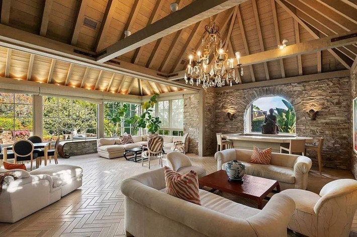 Căn biệt thự có diện tích gần 740 m2 với 6 phòng ngủ và 7 phòng tắm, mang phong cách kiến trúc vùng Normandy nước Pháp. Phòng khách thoáng đãng, cởi mở, tạo cảm giác hài hoà với không gian bên ngoài.