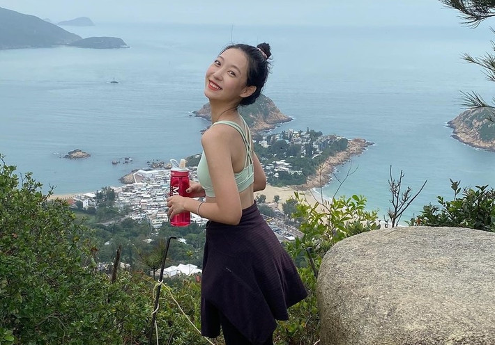 Từng được đào tạo nghệ thuật trình diễn chuyên nghiệp, cộng với phần thể hiện tốt tại vòng loại Hoa hậu Hong Kong 2021, nhiều người kỳ vọng người đẹp 25 tuổi làm nên chuyện tại cuộc thi nhan sắc lần này.