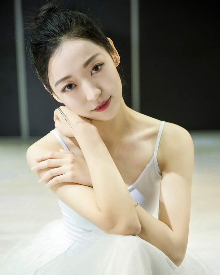 Họa Họa được nhận xét có gương mặt giống nữ diễn viên Ngô Cẩn Ngôn - người nổi tiếng với vai diễn Ngụy Anh Lạc trong Diên Hi công lược. Trước khi tham gia đấu trường nhan sắc, Vương Họa Họa là cái tên đã được truyền thông biết đến.