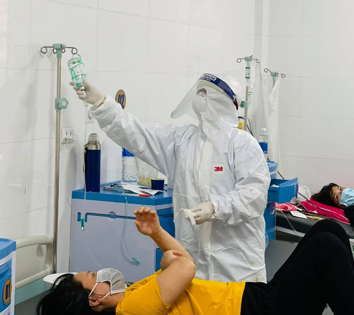 Thời gian này, ngoài việc phát thuốc, tiêm, truyền, các nhân viên y tế như chị Trang còn kiêm luôn hỗ trợ các nhu cầu cá nhân của người bệnh như lấy cơm, nước, đồ dùng. Ban ngày, mọi người đều làm việc theo nhiệm vụ được giao, đến tối sẽ phân chia trực theo ca.