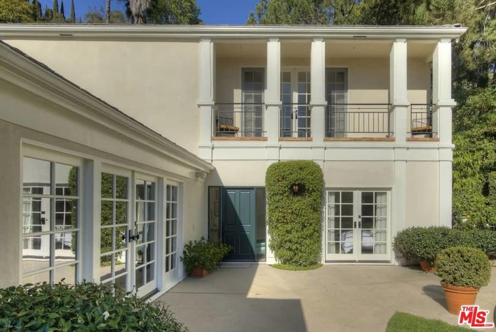 Căn biệt thự nằm tại khu Beverly Hills giàu có của thành phố Los Angeles, rộng khoảng 410 m2 với 4 phòng ngủ và 5 phòng tắm, được bao quanh bởi những ngọn đồi.