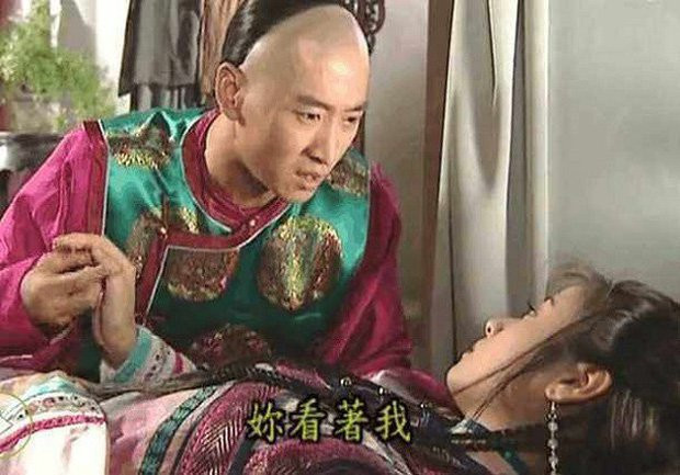 Hạ Tử Vy (Lâm Tâm Như) trên giường bệnh mặc một chiếc áo màu hồng.