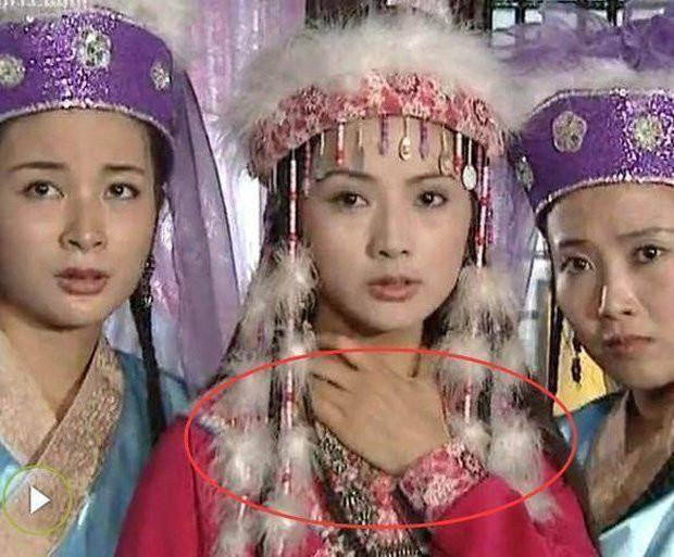 Khi bị bóp bổ, Hàm Hương đang mặc áo màu hồng.