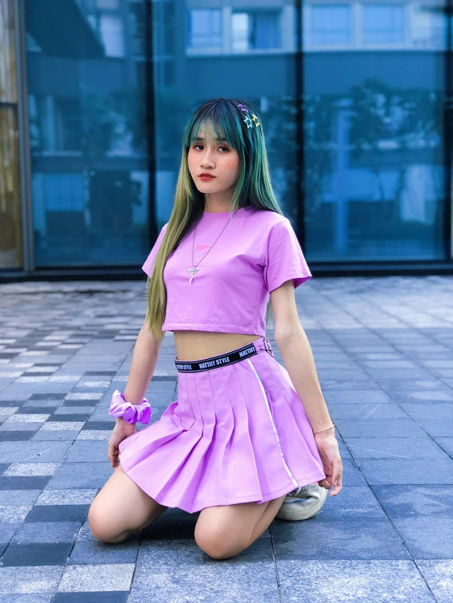 Không chỉ có ngoại hình xinh đẹp, cô nàng 9x còn có lối diễn xuất tự nhiên cùng thần thái tự tin và cách nói chuyện, giao lưu duyên dáng, lôi cuốn.