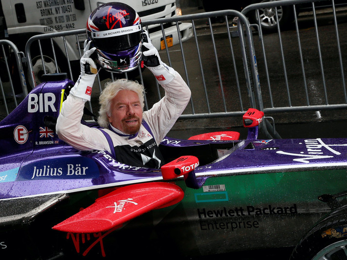 Richard Branson - nhà sáng lập tập đoàn đầu tư đa quốc gia Virgin Group có cùng niềm đam mê phiêu lưu mạo hiểm giống Jeff Bezos. Ông nổi tiếng với những trò liều lĩnh như vượt Đại Tây Dương bằng khinh khí cầu, nhảy xuống từ nóc khách sạn Palms Casino ở Las Vegas. Richard Branson lập ra công ty Virgin Galactic vào năm 2004 với mục đích phát triển tàu vũ trụ phục vụ du lịch, tương tự Blue Origin. Ảnh: Reuters.