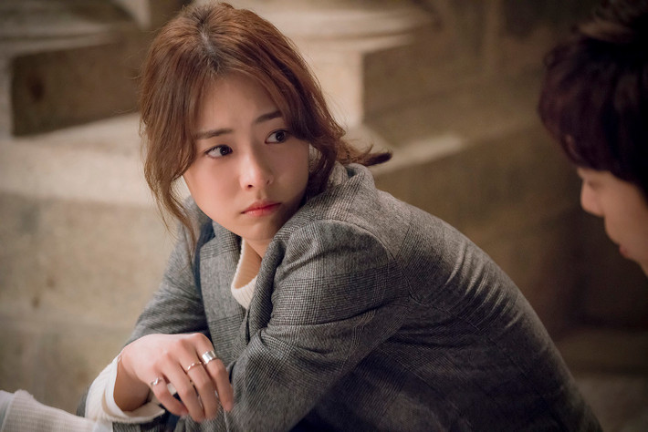 Xuất hiện trên YurihanTV của Yuri (SNSD) với tư cách khách mời, Lee Yeon Hee đã đề cập tới lý do cô không có mặt trong đội hình ra mắt chính thức của SNSD. Theo Yuri, Lee Yeon Hee không thể ra mắt cùng "nhóm nữ quốc dân" vì nữ diễn viên quá đẹp.