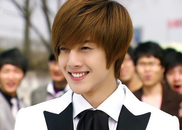 Kim Hyun Joong: Tháng 4/2015, Kim Hyun Joong bị bạn gái kiện ra tòa vì tội bạo hành. Theo lời người bạn gái, nam diễn viên đánh cô nhiều lần, để lại tổn thương nghiêm trọng và dẫn đến sảy thai. Scandal khiến hình tượng "nam thần hoàn hảo" của Kim Hyun Joong sụp đổ. Chỉ sau một đêm, dư luận Hàn Quốc đã đổi chiều, từ hết mực yêu mến chuyển sang ghét bỏ, chỉ trích ngôi sao Boys Over Flowers.