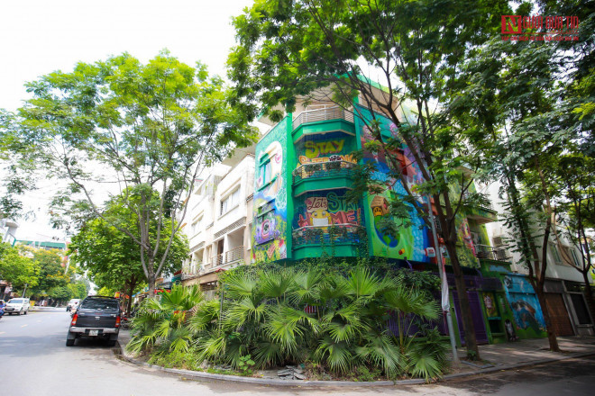 br/> Một căn biệt thự khác cũng được trang trí từ năm 2020 với gam màu chủ đạo màu xanh dịu mát xen lẫn giữa hàng cây, vừa để trang trí cổ vũ trong việc phòng, chống dịch tại KĐT Văn Phú (Hà Đông).