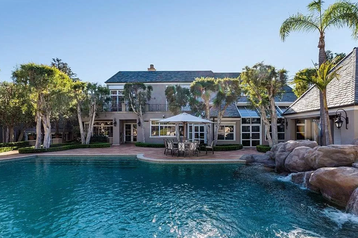 Bất động sản toạ lạc tại khu Beverly Hills giàu có của thành phố Los Angeles, được hoàn thiện vào năm 1988 với phong cách kiến trúc châu Âu.
