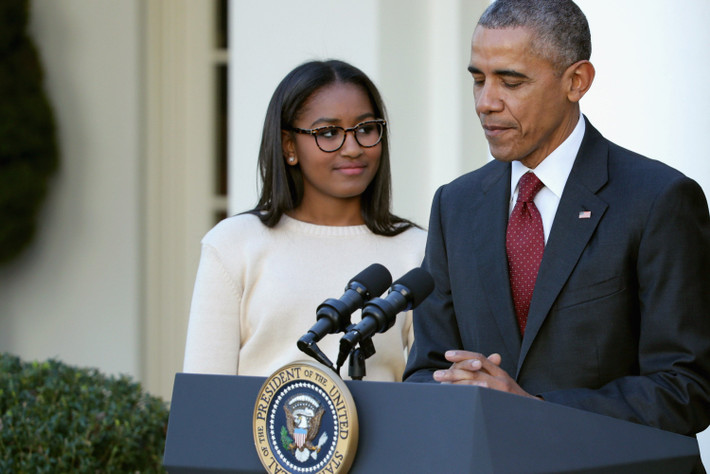 Ông Obama từng nói rằng tất cả phụ nữ trong gia đình mình đều là những người có cá tính rất mạnh. Riêng đối với Sasha, cựu tổng thống nói rằng cô “hoàn toàn tự tin về khả năng của mình và không bao giờ thu mình hoặc bị đe dọa bởi danh tiếng, vị thế của bất kỳ ai”. Ông nói thêm: "Nếu con bé nghĩ điều gì đó sai hoặc đúng, nó sẽ thẳng thắn nói luôn".