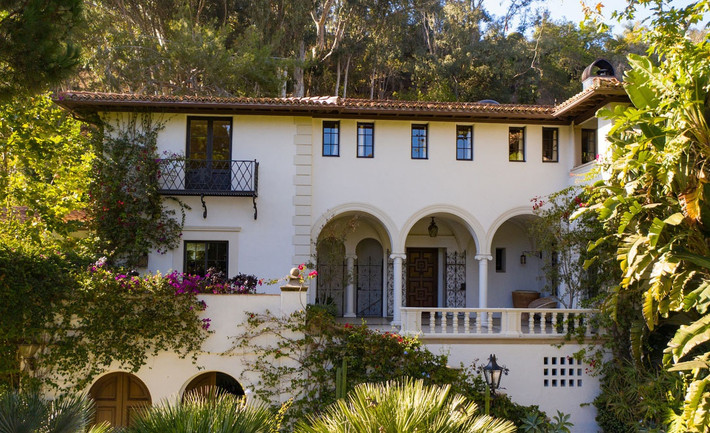 Bất động sản này có tên là Villa Ruchello, tọa lạc tại thành phố biển Santa Monica, được tỷ phú Shane Smith mua vào năm 2015 với giá 23 triệu USD.