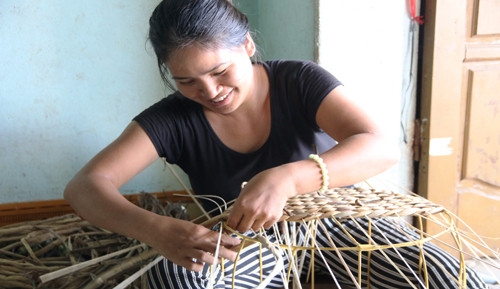 Nghề đan bèo tây xuất hiện ở Ninh Bình từ năm 2005, nhưng phát triển mạnh mẽ vài năm gần đây. Một phần do được thị trường nước ngoài mở rộng, một phần do thu nhập cao nên thợ thủ công tham gia đan lát ngày càng nhiều. Ảnh: VnExpress