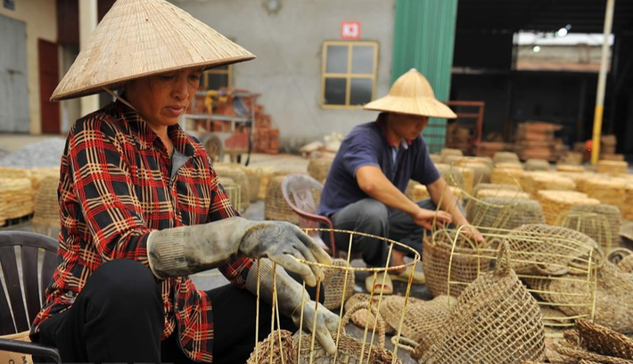 Khi nghề dệt chiếu cói truyền thống hàng trăm năm ở huyện Kim Sơn dần mai một, thợ thủ công đã tìm cho mình hướng đi mới. Việc sản xuất hàng thủ công mỹ nghệ với nguyên liệu bèo tây vừa cho thu nhập cao, vừa giữ được nghề đan lát truyền thống nên được người dân phát triển. Ảnh: TTXVN