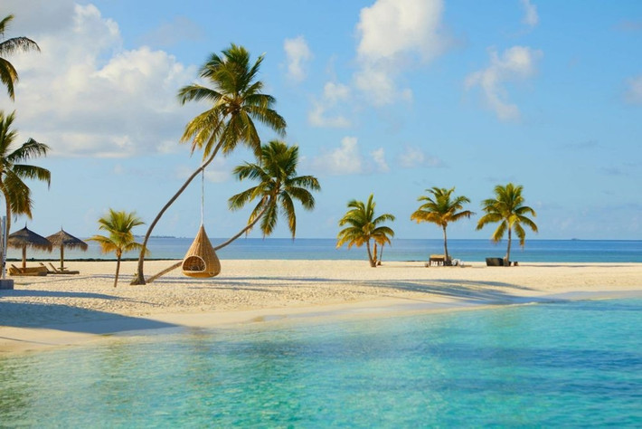 Maldives: Nhiệt độ ngày càng tăng cao, mực nước biển dâng lên do biến đổi khí hậu toàn cầu. Nhiều địa danh nổi tiếng trên thế giới đã và đang phải đối mặt với nguy cơ bị xóa sổ hoàn toàn, trong đó có Maldives. Thực tế, hơn 100 hòn đảo đã biển mất do sự xói mòn tự nhiên và mực nước biển dâng. Với nhiều hòn đảo đang tồn tại, xói mòn bờ biển đang tiếp tục là vấn đề lớn.