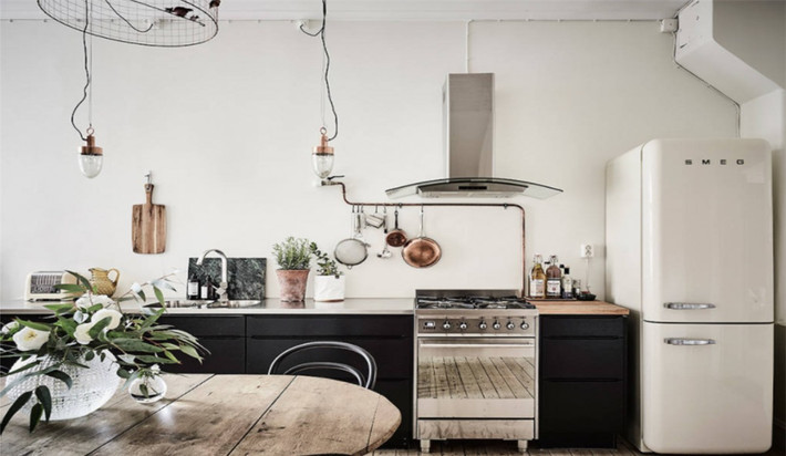 ##sc### Đối với những người yêu thích vẻ ngoài thô ráp của phong cách Scandinavian, những bức tường nhạt màu và gỗ thô vẫn trang nhã hơn bao giờ hết. Nếu bạn muốn một chút phá cách, những cánh cửa màu đen sẽ tạo thêm sự tương phản, đồng thời mang lại cảm giác mộc mạc, công nghiệp.