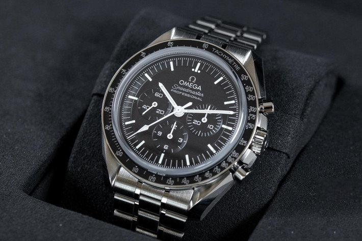Phiên bản thông thường của Speedmaster Moonwatch được bán với giá 6.300 USD. Kích thước mặt số thiết bị là 42 mm. Độ dày là 13,18 mm cho phiên bản tinh thể sapphire và 13,58 mm với hesalite.