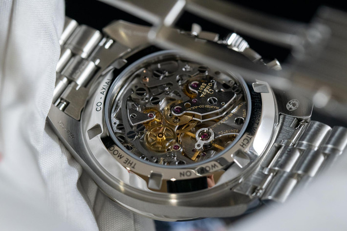 Mặt sau của đồng hồ có lớp vỏ làm từ thép không gỉ và sapphire. Bộ chuyển động 3861 lên dây bằng tay, có khả năng dự trữ năng lượng trong 50 giờ.