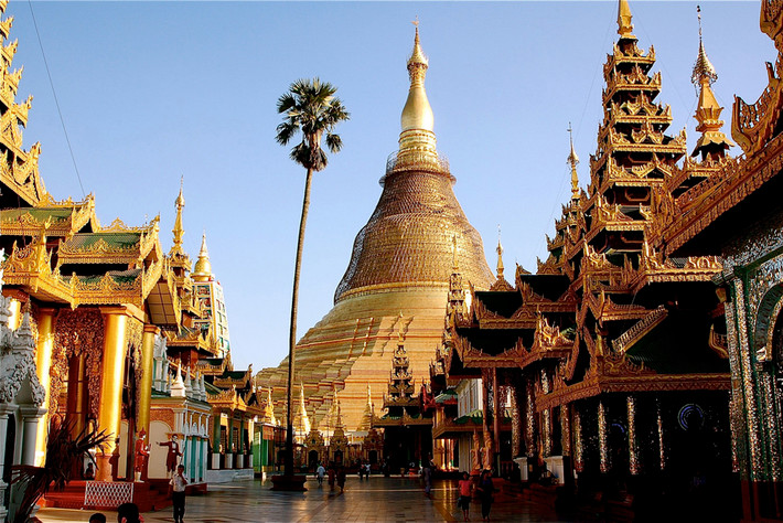 Mái vòm của chùa được mạ vàng, trang trí bằng hàng nghìn viên kim cương, rubi, shappire. Bên trong có chứa 4 xá lị của đức Phật. Ảnh: Culturetrip