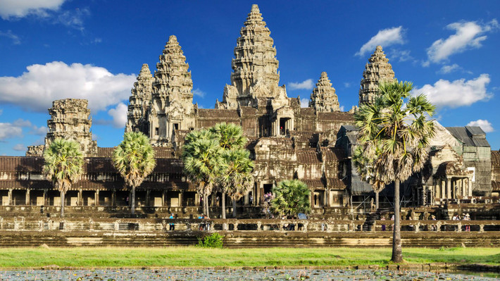 1. Angkor Wat, Campuchia. Phức hợp đền chùa nổi tiếng này là một di sản thế giới của UNESCO. Bạn có thể mất đến cả ngày để đi lang thang trong những khu vực rộng lớn này, thăm thú hàng loạt các đền chùa, lăng mộ, tượng đá với những hình thù chạm khắc độc đáo. Thời gian đẹp nhất để thăm quan Angkor Wat là từ tháng 11 đến tháng 2 khi thời tiết khô ráo và mát mẻ. Ảnh: KLOOL