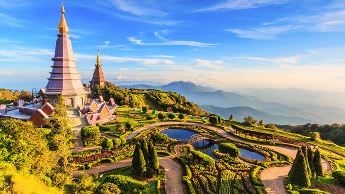 3. Đền Doi Inthanon, Thái Lan. Nằm trong công viên Doi Inthanon, ngôi đền này có hai chùa. Đứng từ đây, bạn có thể nhìn rộng ra phong cảnh thành phố Chiang Mai xanh mướt ở phía dưới. Đền rất nổi tiếng nên thường có đông khách du lịch. Thời gian tốt nhất để thăm quan là vào buổi sáng sớm. Tuy nhiên cần chú ý mang áo áo khoác nhẹ vì nhiệt độ trên này thường lạnh hơn một chút. Từ đây, bạn cũng có thể thăm quan một số thác nước gần đó. Ảnh: KKday