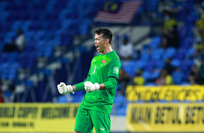 Tại 3 trận đấu của vòng loại thứ 2 World Cup 2022, HLV Park Hang-seo lựa chọn Bùi Tấn Trường là thủ môn số một. Nhờ thể hiện phong độ ổn định, đặc biệt có những pha cứu thua xuất sắc cho tuyển Việt Nam, anh nhận về sự quan tâm của khán giả. Sau mỗi trận đấu, lời khen ngợi và ảnh chế về thủ môn sinh năm 1986 lại tràn ngập mạng xã hội. Ảnh: Quang Thịnh.