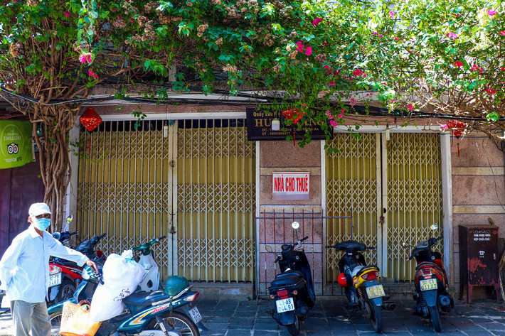 Ngôi nhà tại ngã 3 Trần Quý Cáp - Nguyễn Thái Học ở cạnh chợ Hội An cũng được chủ nhà treo bảng cho thuê. Theo những người dân tại đây, lúc trước đây là cửa hàng lưu niệm rất đông khách mua sắm nhưng vì không có khách nên người thuê đã trả mặt bằng.