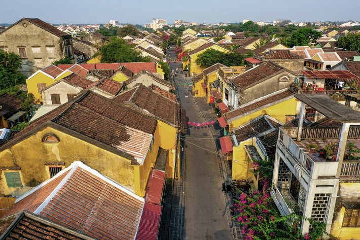 br/> Trải qua 4 đợt dịch Covid-19, hầu hết hàng quán, cửa hàng tại phố cổ Hội An, Quảng Nam phải đóng cửa vì không có khách đến tham quan, mua sắm. Các tuyến đường trước đây luôn đông đúc du khách như Trần Phú, Nguyễn Thái Học, Bạch Đằng, Nguyễn Phúc Chu... nay vắng tanh. Các cửa hàng kinh doanh vải, quần áo, ăn uống đóng cửa gần hết.