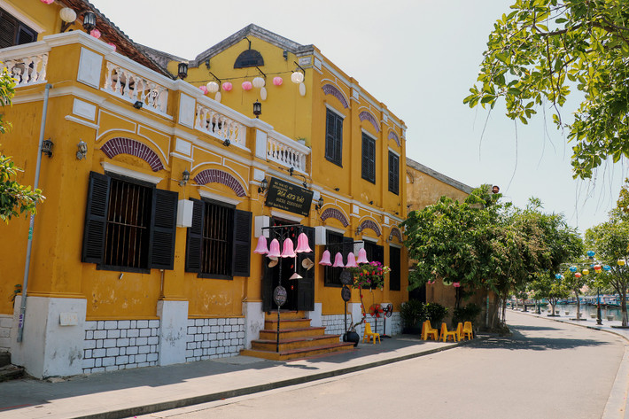 Anh Vũ, quản lý nhà hàng Hoa anh đào trên đường Bạch Đằng, phường Minh An chia sẻ: "Trước đây, nhà hàng của chúng tôi thuê 300 triệu đồng/tháng ngôi nhà 2 tầng có 3 mặt tiền, lượng khách rất đông đúc, gần như kín du khách trong và ngoài nước. Nhưng do 4 đợt dịch Covid-19, khách nước ngoài không có đành phải bán cà phê cầm chừng. Doanh thu hàng tháng cũng không bao nhiêu nhưng tôi vẫn mở cửa".