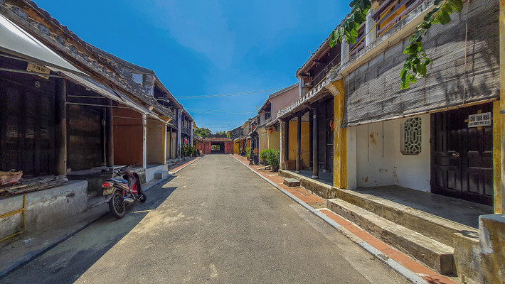 Nhiều ngôi nhà cổ trên đường Nguyễn Thị Minh Khai treo bảng cho thuê hoặc bán với giá hàng chục tỷ đồng vì không cầm cự được qua 4 đợt dịch liên tiếp. Ông Phan Xuân Thanh, Chủ tịch Hiệp hội Du lịch tỉnh Quảng Nam, cho biết do ảnh hưởng dịch Covid-19, đến nay có từ 70-80% các doanh nghiệp kinh doanh tại phố cổ Hội An trả mặt bằng vì mức giá thuê cao và không có khách.